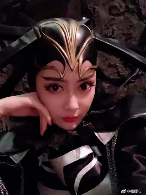 卸掉浓妆的黑魔仙小月竟然如此美丽但是为什么又化浓妆去拍续集