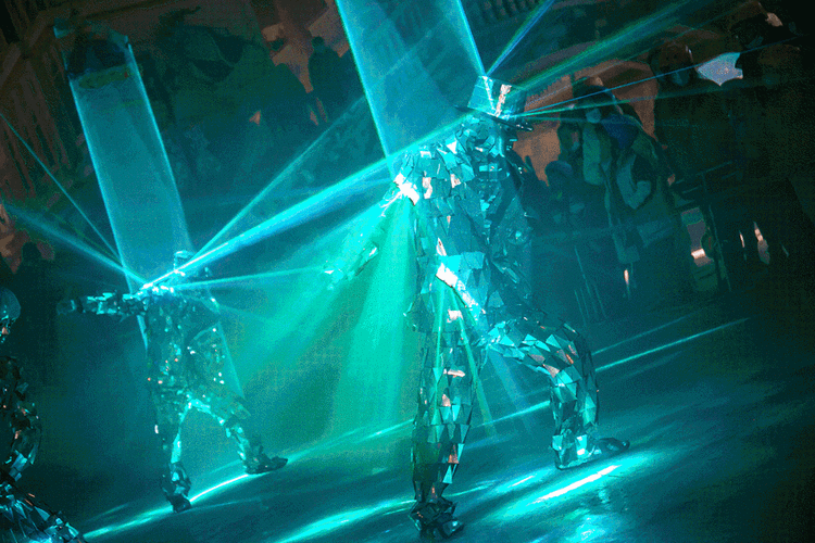 节目榜单上的新宠——激光镜面舞,动感音乐搭配炫酷激光,让演员们帅气