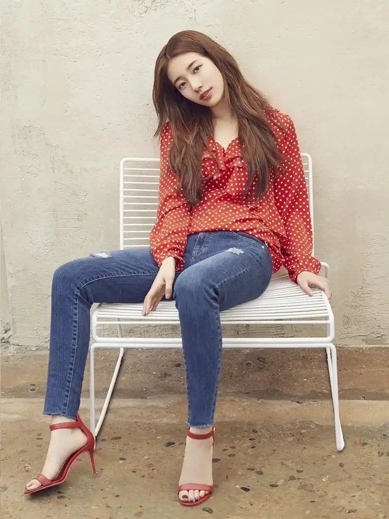 裴秀智,她的美如春日的花朵,绽放出无限的生机与活力.