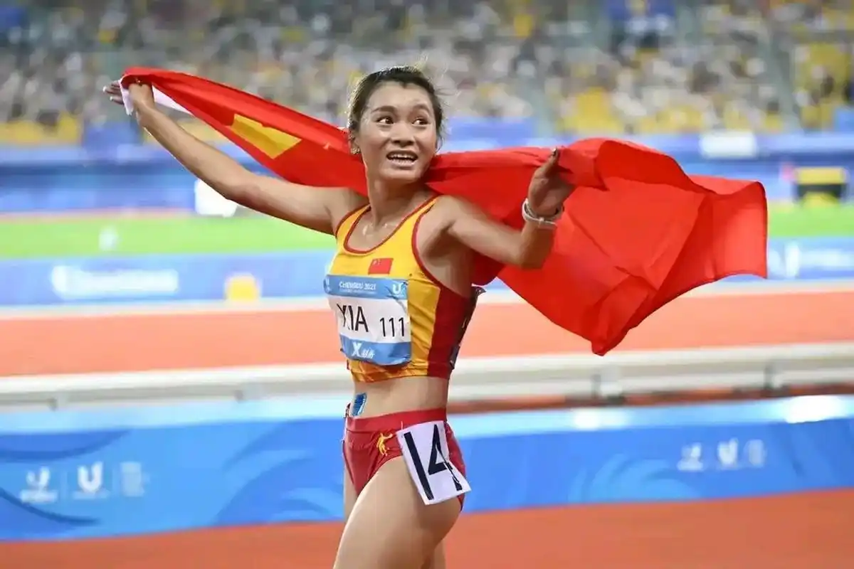 田径女神夏雨雨,继夺得成都大运会1万米金牌后,仅仅休息不到两天时间