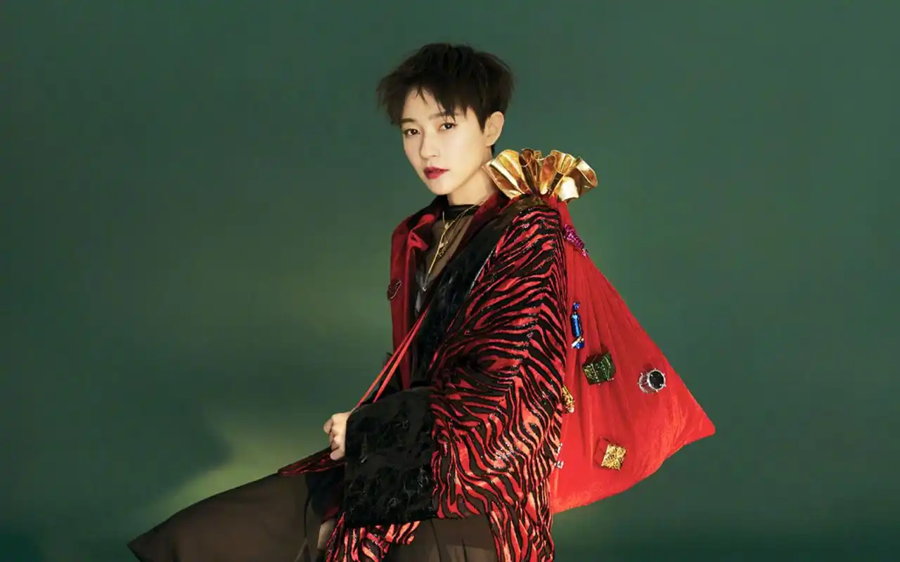 焦俊艳烈焰红唇时尚写真图片桌面壁纸