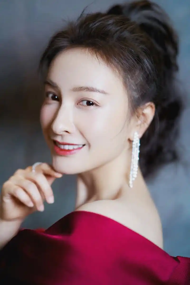 吴昕露肩刺绣裙性感优雅写真图片38