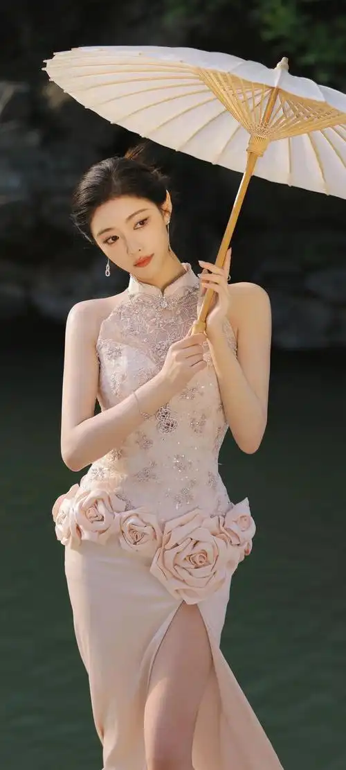 而在这一期美女系列壁纸中,我们的主角——许佳琪,便以一身旗袍装束