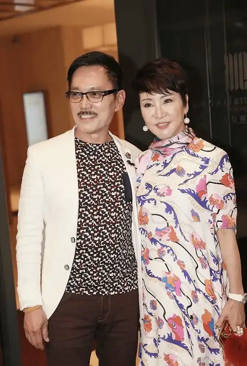 谢贤两任前妻罕见同场,72岁狄波拉满面春风,主动与甄珍贴身合照