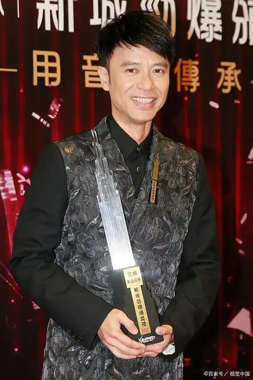 李克勤,港乐的守门人,如一杯醇香的红酒,酒不醉人,人自醉