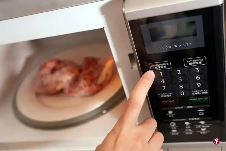 冰冻肉类也可以放入微波炉快速解冻.