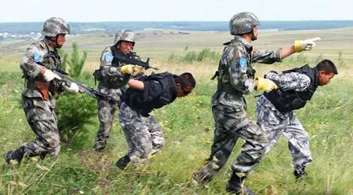 图文:中方特战队员抓获"恐怖分子"