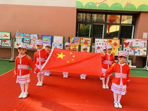 小小护旗手大步前进着,让鲜艳的五星红旗在我们的护卫下完成了交接