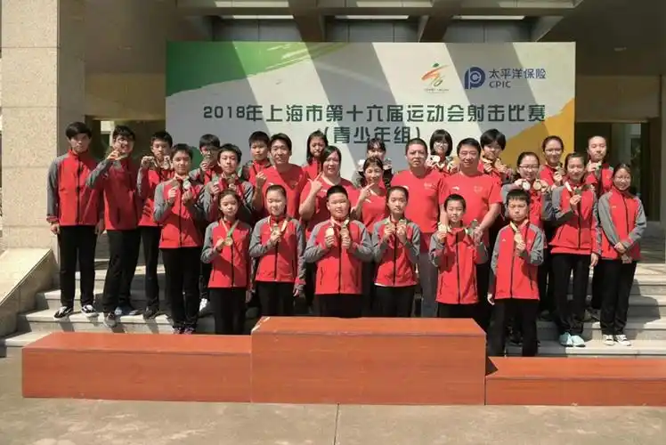 曹杨中学射击队在比赛中表现出色,斩获多项荣誉.