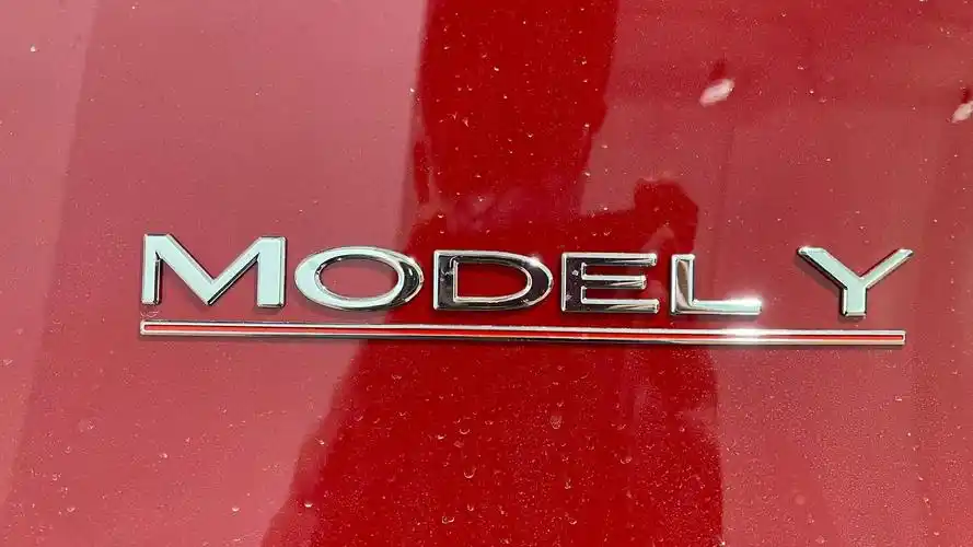 细节方面,车尾model y标识下方增加了红色下划线;新车轮胎尺寸为前255