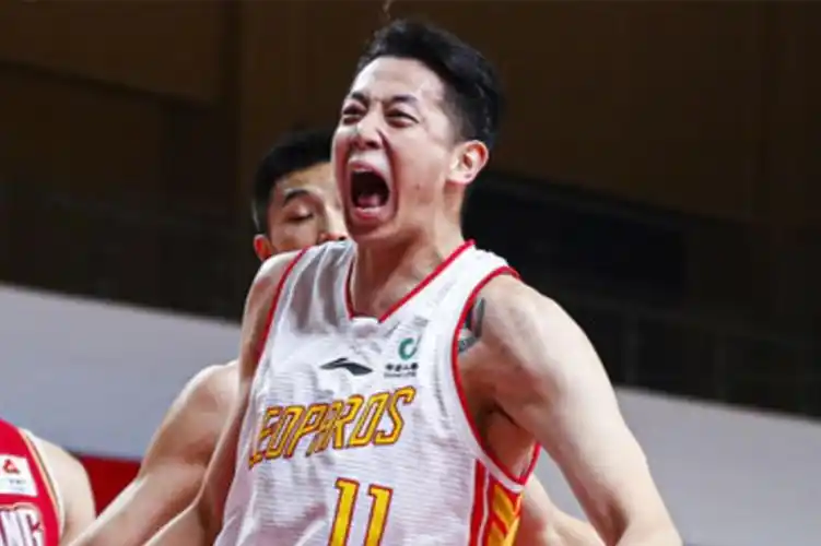 沈梓捷隔扣周鹏肆虐广东内线 看来这是没人请你喝拉菲了呀?