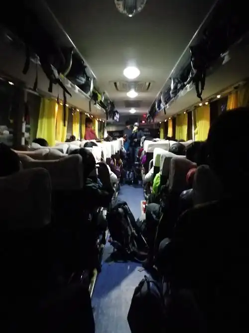 我们六点半就从沙田出发了,到达榴花地铁口时,因为大巴堵车我们还是