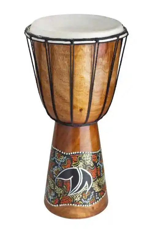 鼓手拿着棒子敲打