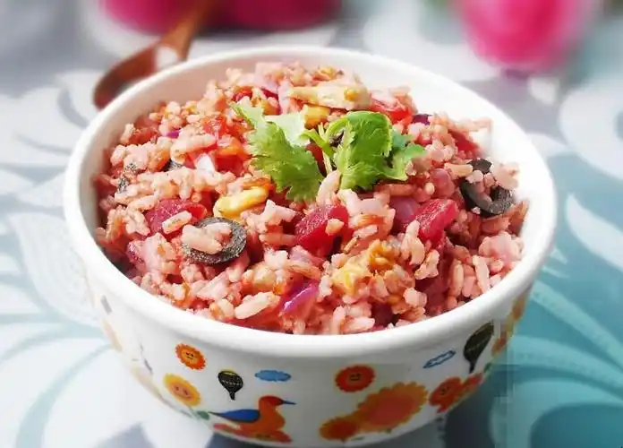 是2倍的大米量,然后我们将清洗干净好的红米,倒入清水,放进电饭锅煮熟