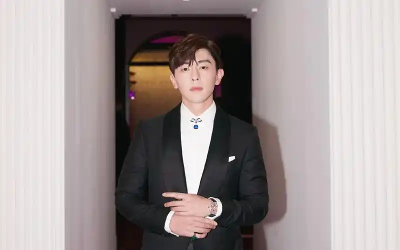 邓伦超帅西装写真桌面壁纸