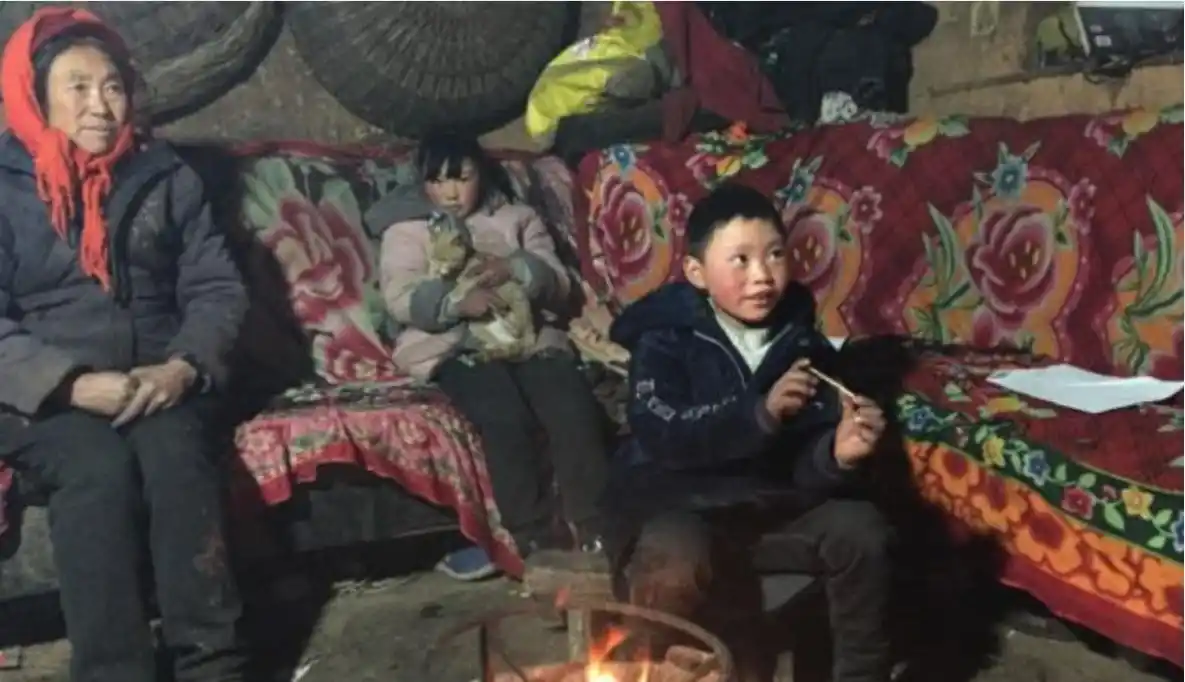 像王福满一样的孩子还有很多,他们的父母为了谋生,不得不远赴他乡工作