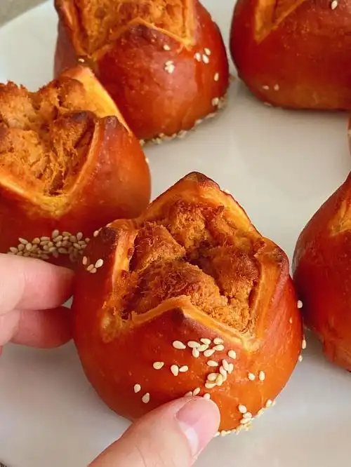 番茄肉松乳酪06碱水面包