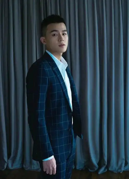 欧豪西装白衬衫帅气无比,看到下半身瞬间沉默,造型师怎么回事?