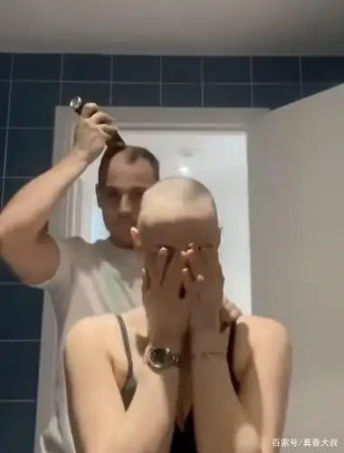 我的男朋友在剃完我的头后剃了他的头,使我感到惊讶.