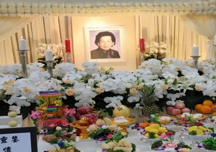 香港豪门太太吴淑敏去世霍启刚出现在葬礼现场吴千语未出现