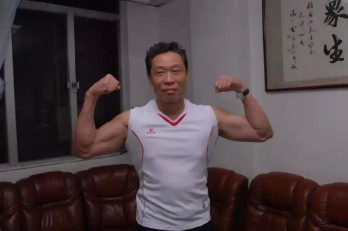 看得出84岁钟南山健身照曝光身材壮硕肌肉发达