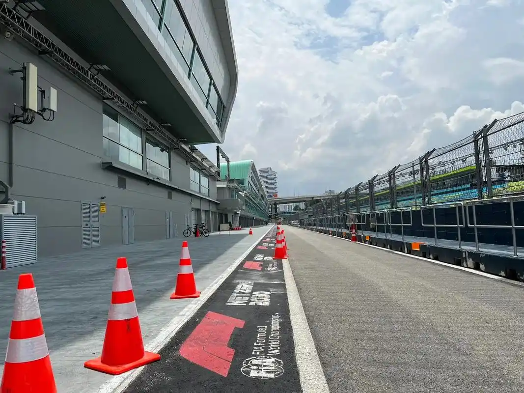 第一次上赛道.新加坡滨海湾街道赛道维修区通道,限速60km/ - 抖音