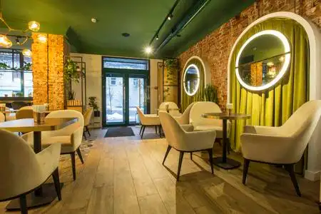 城市餐厅或咖啡厅的明亮现代室内,设有餐厅照片