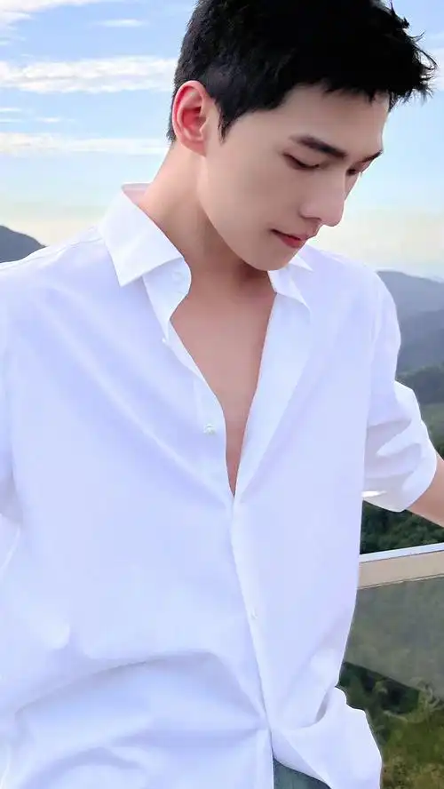 杨洋白衬衫随拍plog清清爽爽大帅哥帅到极致想短暂做个梦