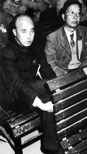 五十年代初的老舍(右)与胡风,胡风此后被打成反革命.