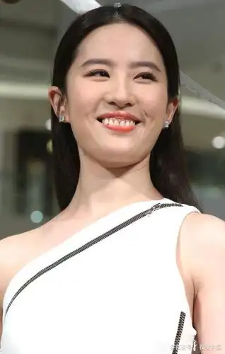 因为女神刘亦菲一笑起来,牙龈就会露出来,感觉仙女气质都不存在了.