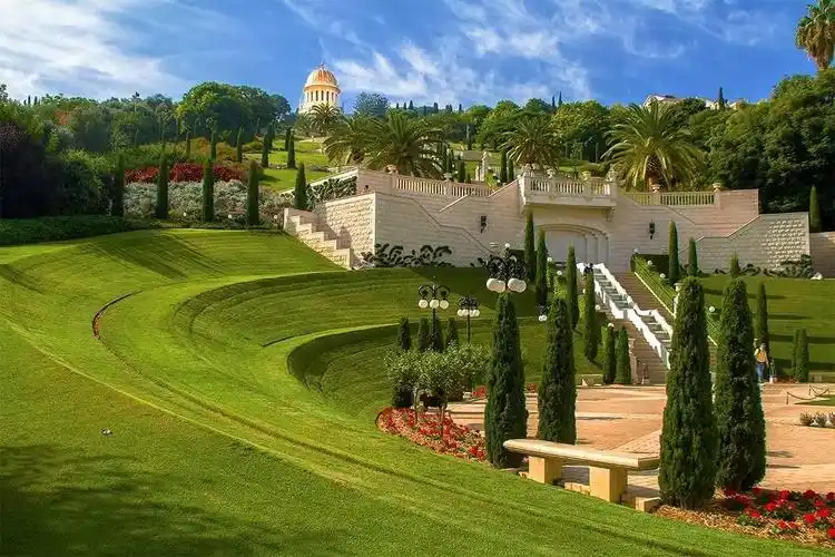 巴哈伊空中花园是独特的巴哈伊教的圣地,在2008年被列入《世界遗产