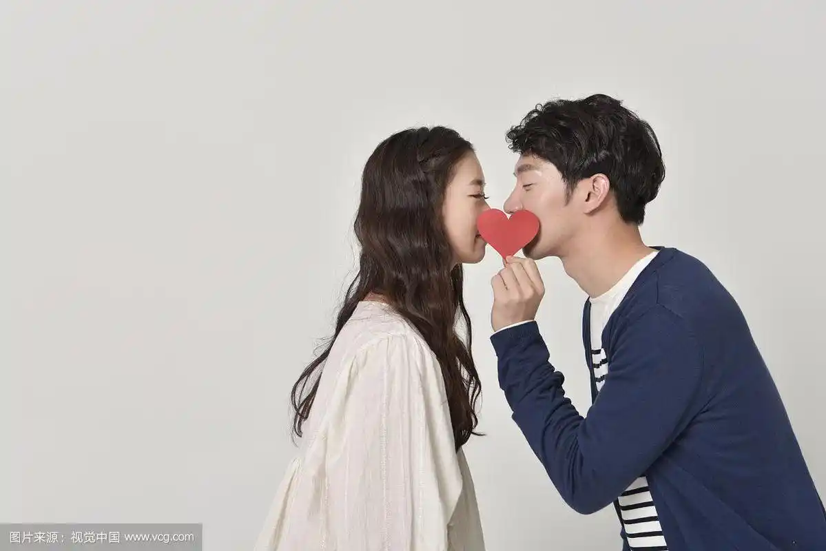 情侣接吻照片