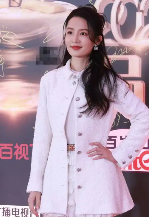 唐嫣穿7年前高定亮相品质盛典辛芷蕾套袖出镜引发网友热议