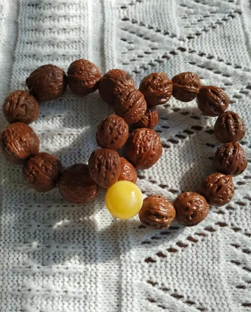 野生小核桃手串(秋子手串)的皮质和皮色分很多种.