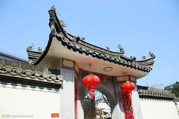 徽州建筑大门,均配有门楼,主要作用是防止雨水顺墙而下溅到门上.