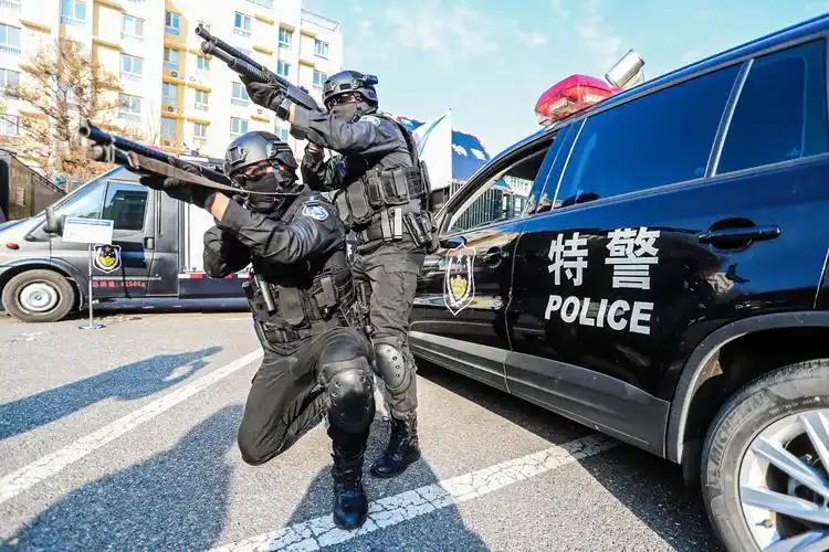 实拍山东青岛特警冬日真枪射击演练(组图)
