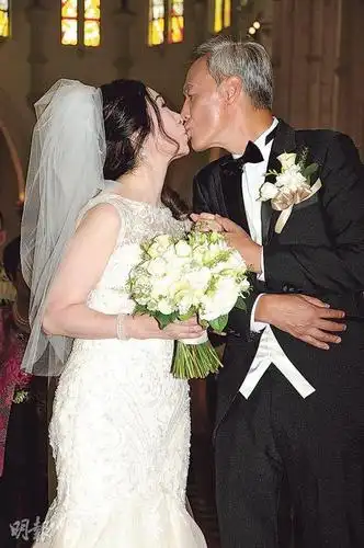 tvb绿叶王陈荣峻娶吴香伦黄昏恋婚礼得到家人的祝福