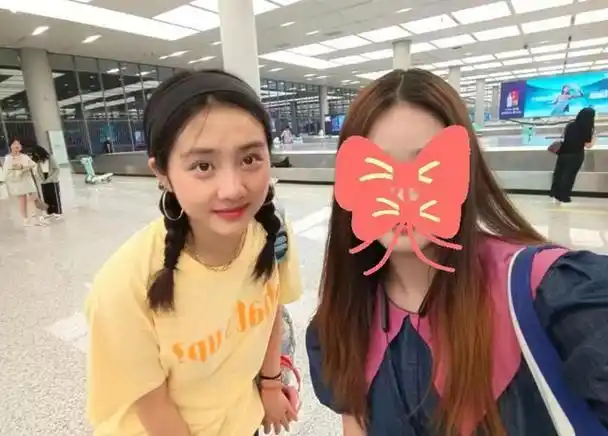 黄磊女儿多多越长越美,扎麻花辫俏皮可爱,机场与粉丝合影被称赞