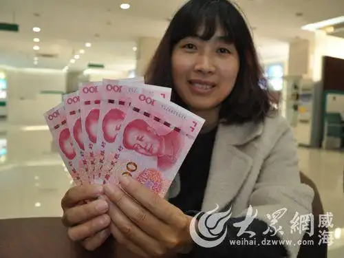 "土豪金"百元新钞威海发行 市民纷纷兑换图喜庆