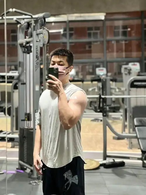 健身房就我一个人戴口罩01