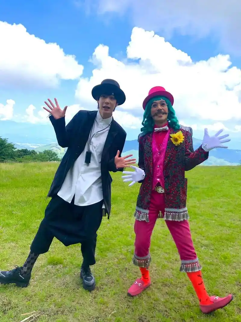 假面骑士圣刃 剧照1之流苏和小演员们#假面骑士 #圣刃 # - 抖音