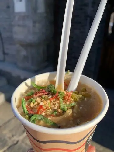 我们是为吃而来,任何没见过的小吃都要尝试,这是老北京油茶汤.