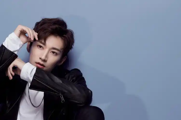 刘学义黑色皮衣酷帅写真图片