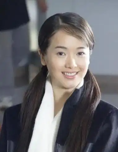 左小青是一位24岁的新生代小花旦,她刚刚开始在娱乐圈崭露头角.