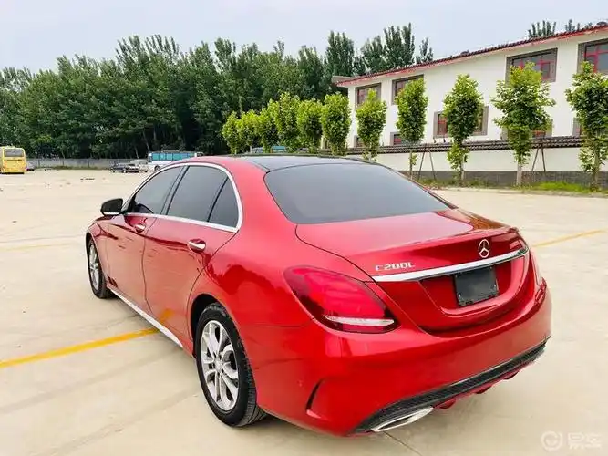 每日一帖很运动奔驰c200红色车身更显得年轻运动颜值很高的一台小车
