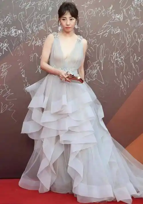 白百何穿衣真大胆_透视_上半身_礼服