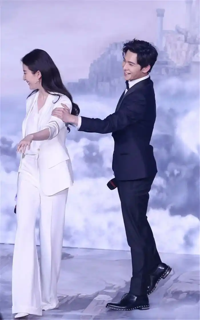 刘亦菲和杨洋的高颜值组合格外吸睛.