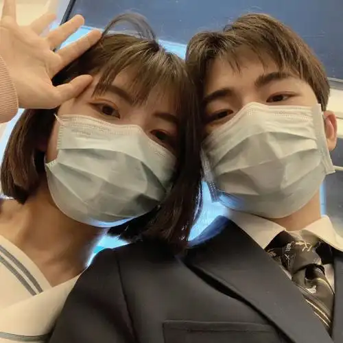 头像感地铁自拍