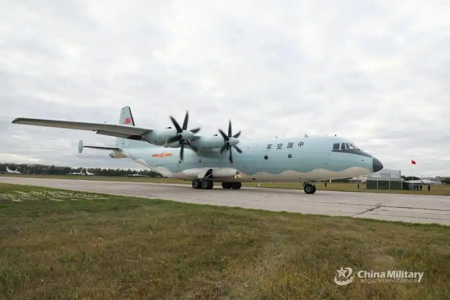 此次参赛的中国空军运-9运输机.()