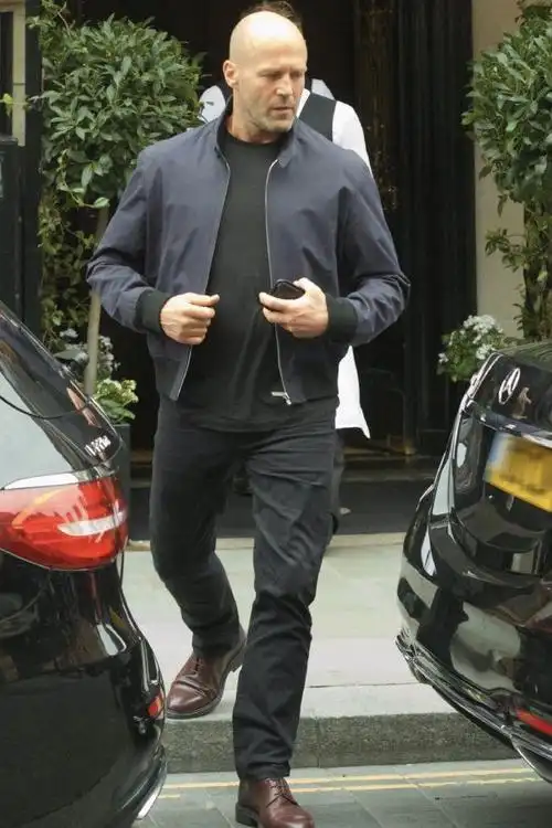 杰森斯坦森带未婚妻出街,穿橘红风衣配黑色墨镜,比大哥更有气场|超模|